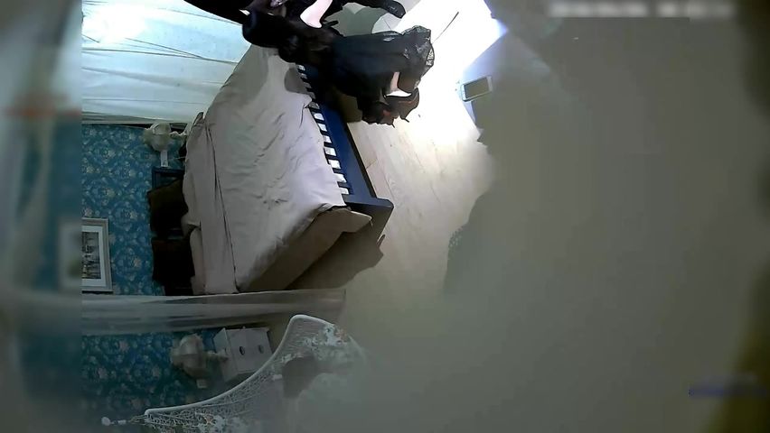 喜欢跪在地上吃鸡鸡的时尚气质美女和公司新来的帅气男同事酒店约会操完一次女的又要操,主动女上位干男的