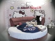 哈喽KT情趣房女友貌似很饥渴还没有脱好就把他按倒鸡巴吃得很有味