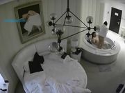 豪华浴缸房中年胖男约大学美女啪啪,有点爱不释手床上操完又到浴缸干