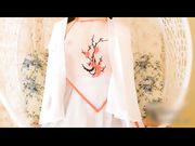 木耳比较肥大的小嫩妹吊椅上自慰