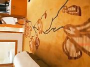 空虚富姐酒店开房洗澡勾引来送酒的服务生窗前看着夜景啪啪