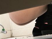 坐盗市流出某美容培训中心女厕偷拍2奇怪怎么有两个大叔出现在女厕