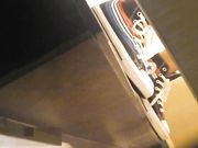 牛人潜入商场隔板女厕侧拍黑丝美眉阴唇有很多分泌物