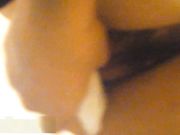 牛人潜入商场隔板女厕侧拍黑丝美眉阴唇有很多分泌物