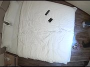 气质美少妇开好房间等情人来私会男的刚进屋就掏出一把套套上去就开操