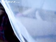 趁表妹睡着掰开内裤看嫩鲍