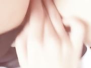 大一水灵嫩妹女仆装在镜头前抚摸她的蝴蝶粉穴