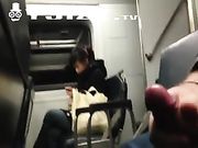 高铁上当着陌生美女乘客 打飞机