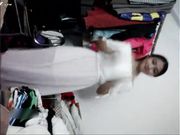 面带稚气小女生向某导演投简历验身材