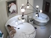 貌似中年包工头约性感漂亮的美女小蜜酒店开房,应该是好久没操了,美女澡还没洗就被抱到床上干