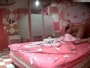 特色宾馆偷拍气质漂亮的高颜值短裤美女和新男友一起旅游玩熟后回到酒店男的就迫不及待要操她,搞了2次!