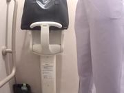 车站公共蹲便双视角偷拍各种类型美眉方便大白屁股又圆又大这镜头太刺激了