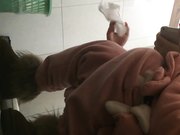 牛人潜入学院女厕偷拍到一个超可爱的粉色睡衣妹子入厕