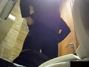 坐盗市最新流出酒店女厕偷拍有两个妹子很拽站在厕兜嘘嘘