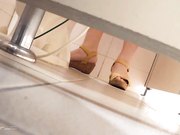 大学校园女生卫生间藏匿隔间偷拍一个接一个美女方便拍脸又拍下面全方位拍摄