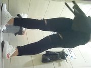 坐盗市最新流出商场全景女厕偷拍其中两个黑丝妹子很有撸点