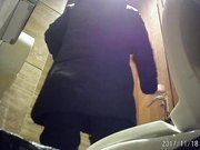 外站最新流出岛国大神国内某高级快餐厅TP女员工和女顾客方便皮裤俏皮小美女惹人爱女员工尿频入镜3次