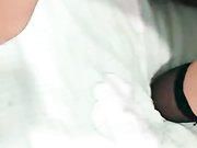 猛男双飞两个贱女人，玩的非常开放舔逼口交激情爆操，淫语不断想射哪个射哪个第一弹