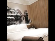 女神级F罩杯网红美女主播酒店和铁杆土豪粉丝约啪,套子都被干破一个,美女说：你也太猛了,搞得我气都喘不过来!