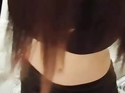 邻家小美眉芊芊黑丝诱惑，指奸骚逼淫水很多呻吟浪叫不止想被哥哥的大鸡巴干