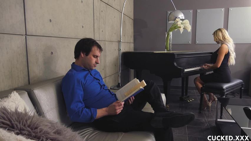 Arrest Warrant Summons Some Fucking 警察当着铐起来的丈夫面操他的老婆