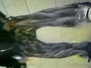 外站流出云上会所高清系列高跟美眉尿的很急像喷泉一样