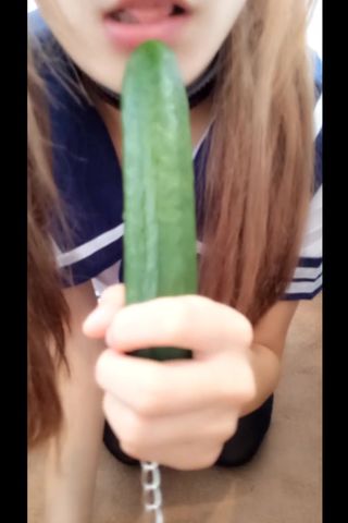 微博网红少女软萌萝莉小仙露半脸 学生制服诱惑用黄瓜插入白白嫩嫩的小穴自慰高潮出白浆后舔黄瓜