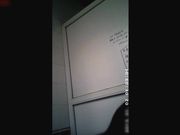 外站流出国内牛人潜入高校女厕近距离偷拍几个漂亮妹子的嫩穴