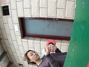 外站最新流出国内牛人潜入高校女生宿舍区女厕偷拍学妹嘘嘘