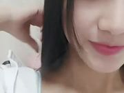 纯情少女骨子里骚，为了生活直播挣外快，露脸激情一多自慰激情插逼，浪叫呻吟想让哥哥干她第一弹