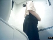 国内牛人潜入健身中心WC偷放器材偷拍来运动几个少妇嘘嘘