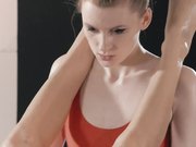 高质量女同大战系列第三部-苗条翘臀美女全身抹油按摩舔下BB再用道具假JJ抽插-1080P高清