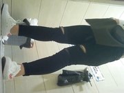 外站流出商场全景女厕偷拍来月经的妹子牛仔裤破得真有特色