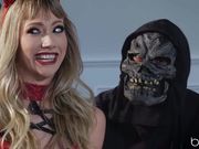 万圣节戴着面具做爱的男女