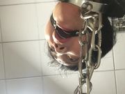 用夸张的刑具折磨美女口交他的小鸡巴近景