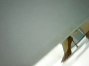 尾随妹子进女厕偷窥玩手机的高跟妹子