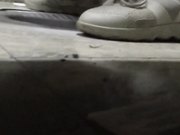 偷拍妹子貌似很累门没关睡着了