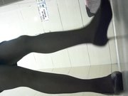 黑丝服务员妹子憋了很久尿得很粗一条水柱