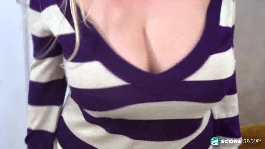 用嘴巴和大奶让鸡巴射精