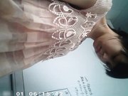 女厕近距离偷拍妹子人美逼嫩