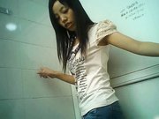 女厕近距离偷拍白短裤美眉