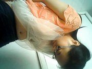 女厕近距离偷拍白短裤美眉