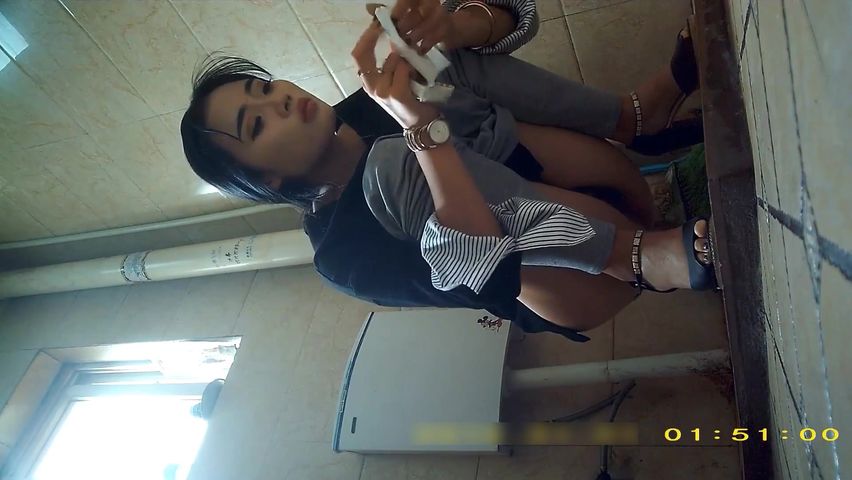 某站最新流出女厕高清露脸几个高颜值美眉戴名表潮妹的卫生纸擦完鼻子再擦逼