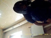 某站最新流出女厕偷放摄像头偷拍年轻美眉嘘嘘耐克鞋妹子不停打电话