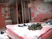 貌似刚结婚的漂亮美女和老公外地旅游住酒店啪啪被偷拍,原来小伙喜欢从屁股后面操,美女叫的又骚又淫荡