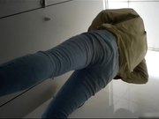 某站流出医院尾随几个妹子进女厕偷窥眼镜美眉下面毛多又黑真想伸手进去摸一把