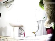 工厂集体宿舍公共卫生间偷拍打工妹子洗澡嘘嘘