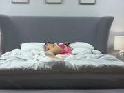 国外破处大片掰开逼逼特写处女膜展示长发妹子被破处过程