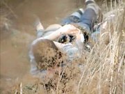 网曝不雅门事件西安桃花潭公园两学生情侣荒草掩护席地野战