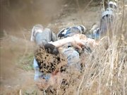 网曝不雅门事件西安桃花潭公园两学生情侣荒草掩护席地野战